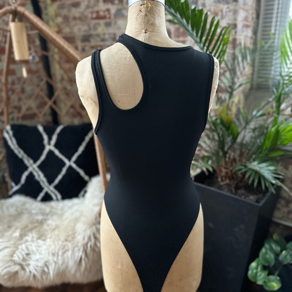 💥SALE💥 New Gorgeous Black bodysuit w/unique neckline. Size Small - Picture 6 of 10